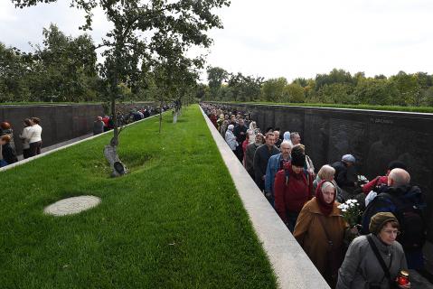 Фотография 2017 года. Источник: https://www.gazeta.ru/comments/photo/v_moskve_otkrylsya_krupneishii_v_rossii_pamyatnik_zhertvam_stalinskih_repressii.shtml